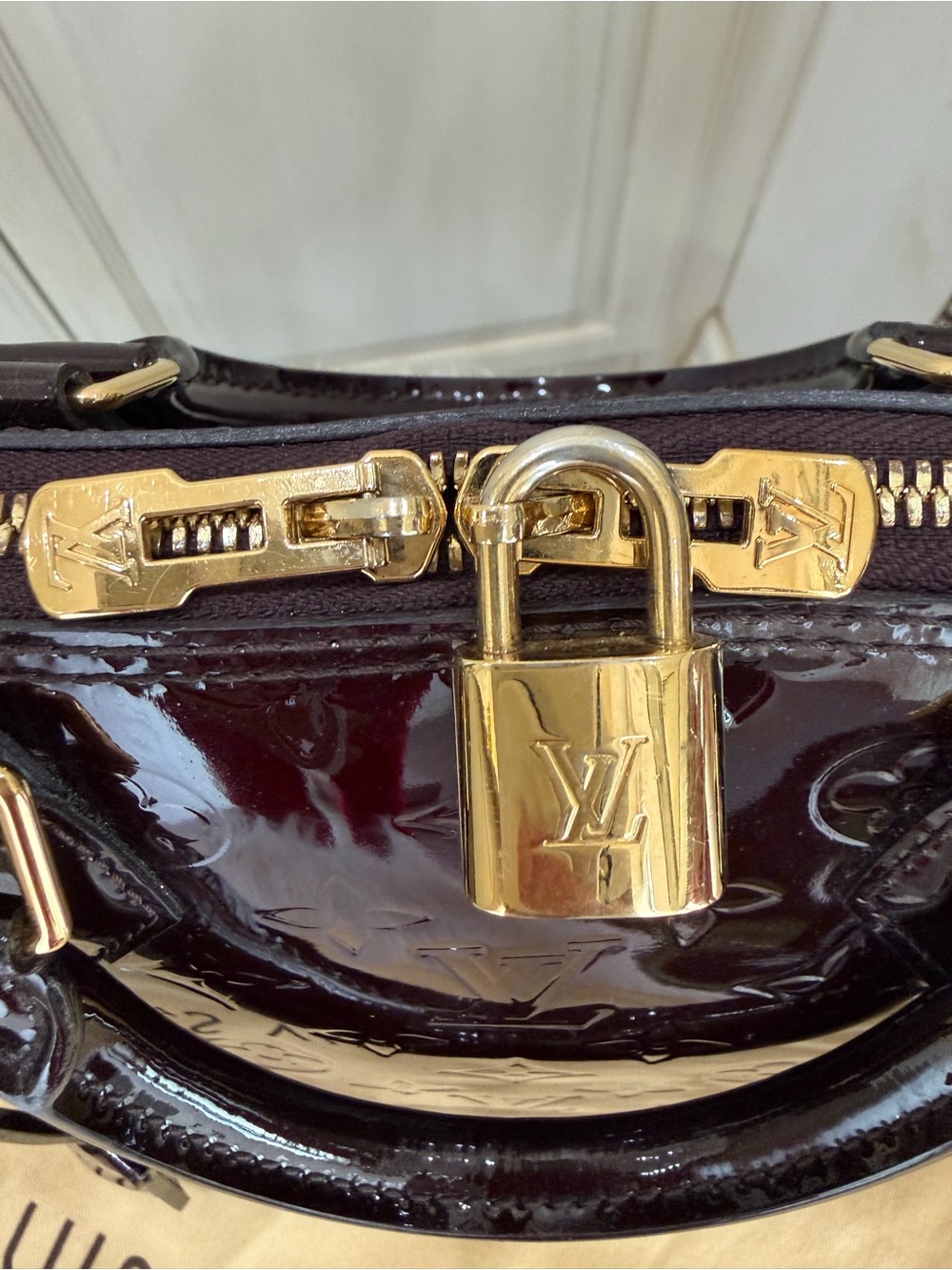 Louis Vuitton Vernis Alma Satchel in Burgundy Patent - Picture 7 of 12